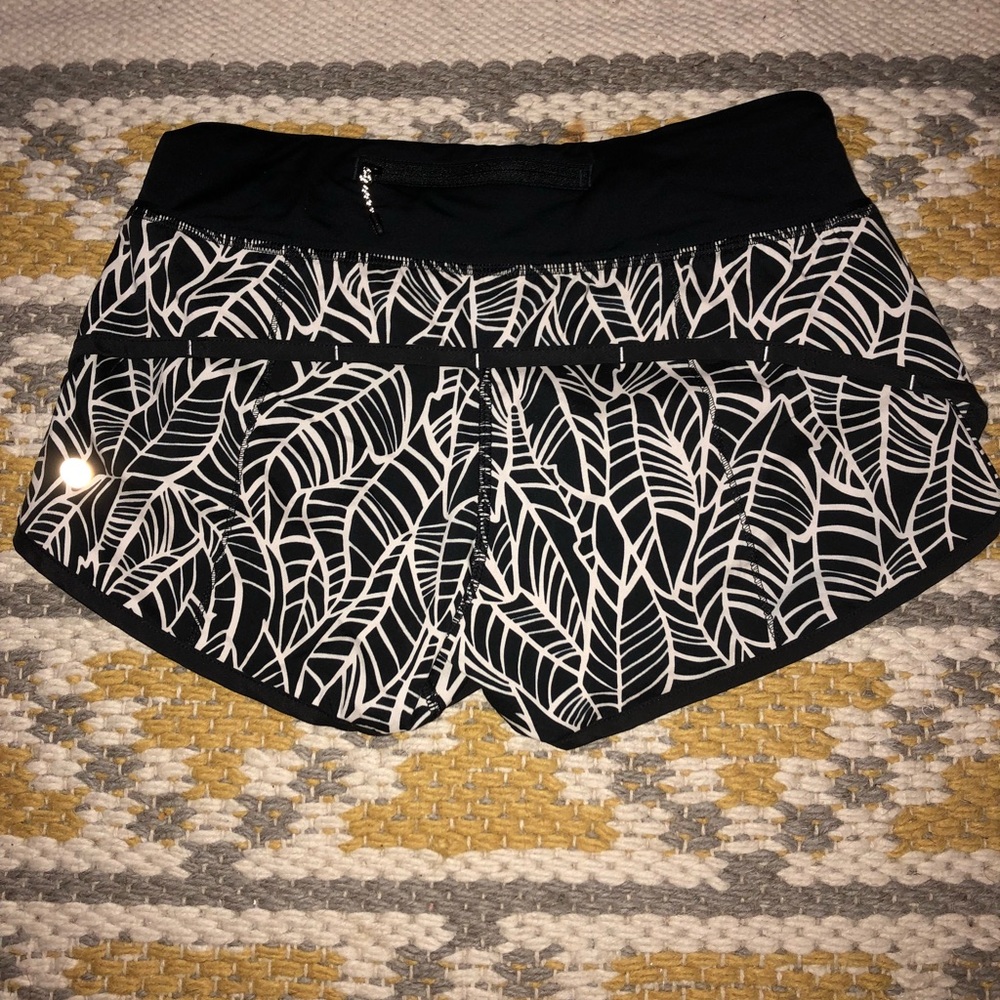printed lululemon shorts size 2 - Picture 2 of 2
